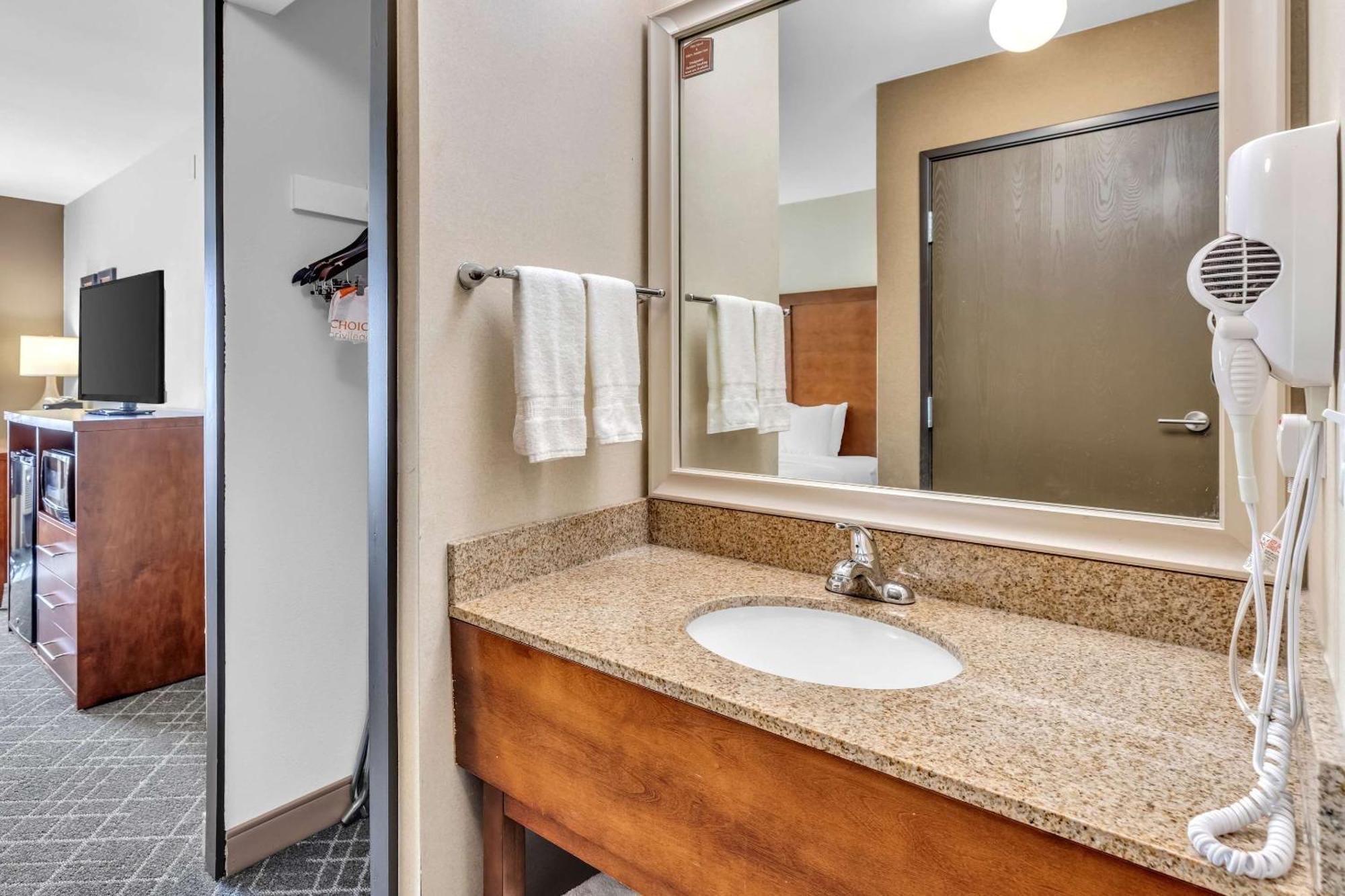 Comfort Inn Denver West Arvada Station Уийт Ридж Екстериор снимка